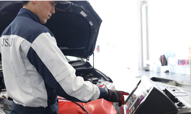 エアコンガスの状態を点検いたします。